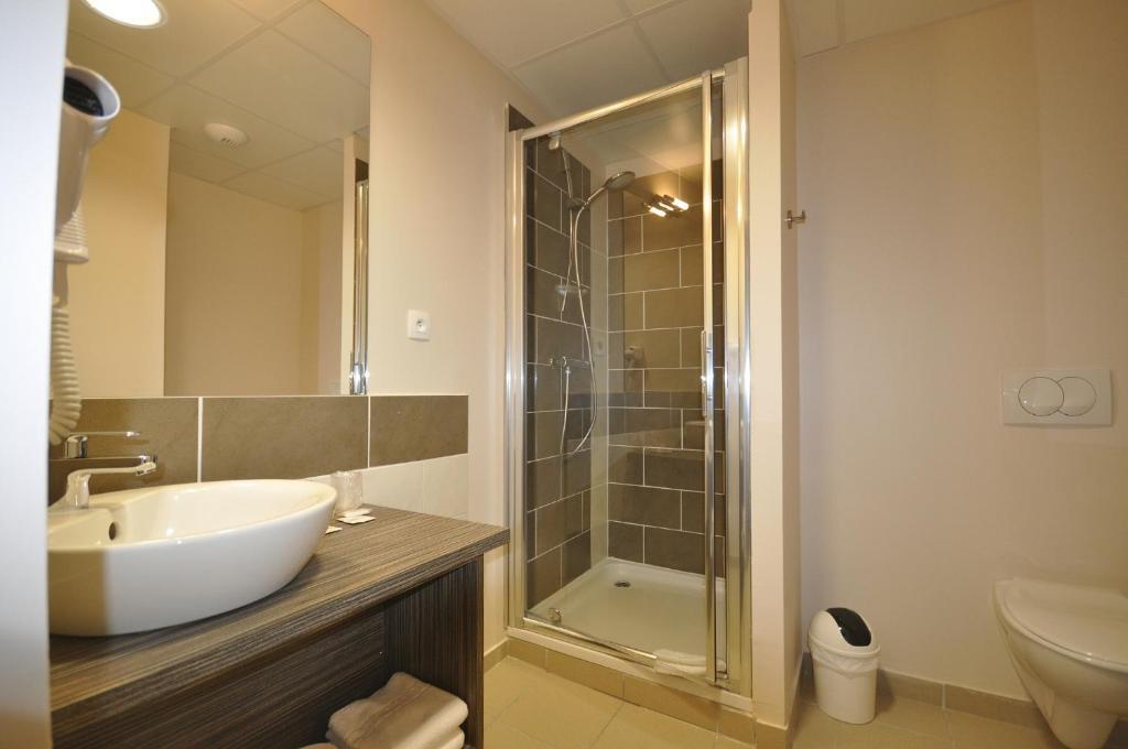 Hotel Caiman Pierrelatte Oda fotoğraf