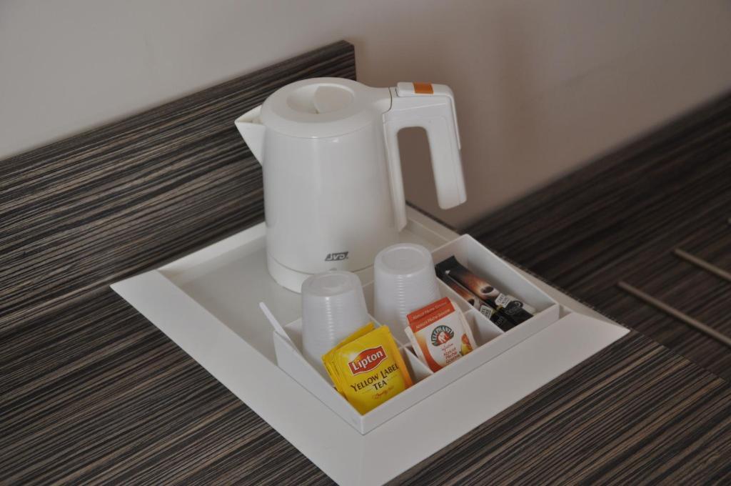 Hotel Caiman Pierrelatte Oda fotoğraf