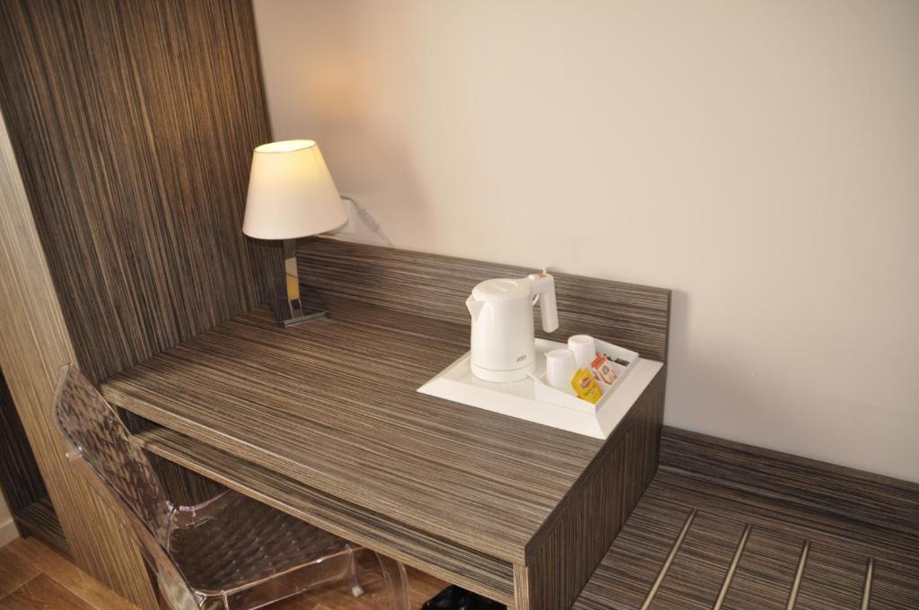Hotel Caiman Pierrelatte Oda fotoğraf